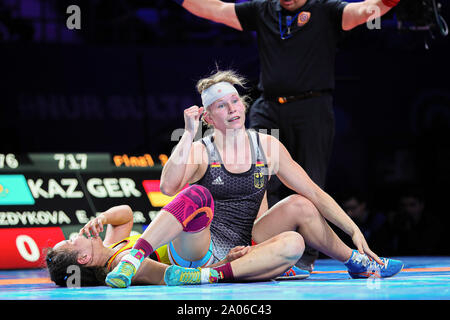 Nur Sultan, Kazakistan. Xix Sep, 2019. Il wrestling/Freestyle: World Championship, donne, 76kg. Il tedesco Aline Rotter Focken esulta dopo la sua vittoria su Elmira Sysdykow dal Kazakistan. Credito: Kadir Caliskan/dpa/Alamy Live News Foto Stock