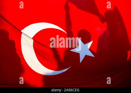 Bandiera turca e e persone , doppia esposizione Foto Stock