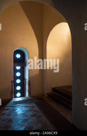 Veliky Novgorod, Russia - 23 agosto 2019. Elementi di architettura e le volte all'interno di St Nicholas Cathedral, Yaroslav cortile. Filtro morbido di un Foto Stock