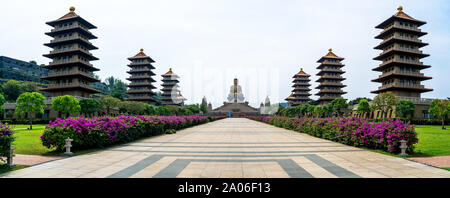 Kaohsiung, Taiwan: Panorama della Fo Guang Shan Buddha con le pagode su entrambi i lati del parco Foto Stock