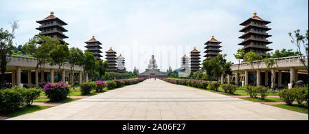 Kaohsiung, Taiwan: Panorama della Fo Guang Shan Buddha con le pagode su entrambi i lati del parco Foto Stock