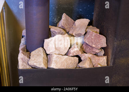 Stufa di ferro con pietre in un bagno russo Foto Stock