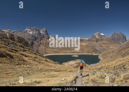 Il trekking verso la laguna Viconga sulla Cordillera Huayhuash circuito, Ancash, Perù Foto Stock