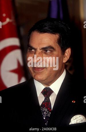 A Tunisi, il pane insurrezione. La Tunisia per le strade contro il governo. Nella foto il presidente della Tunisia Zine El Abidine Ben Ali, al centro della protesta ........, (Francesco Apesteguy / IPA / Fotogramma, Tunisi - 2011-01-14) ps la foto è utilizzabile nel rispetto del contesto in cui è stato preso e senza intento diffamatorio del decoro delle persone rappresentate (Francesco Apesteguy / IPA/fotogramma, foto repertorio - 2019-09-19) p.s. la foto e' utilizzabile nel rispetto del contesto in cui e' stata scattata, e senza intento diffamatorio del decoro delle persone rappresentate Foto Stock