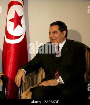 A Tunisi, il pane insurrezione. La Tunisia per le strade contro il governo. Nella foto il presidente della Tunisia Zine El Abidine Ben Ali, al centro della protesta ........, (OMAR RASHIDI / IPA / Fotogramma, Tunisi - 2011-01-14) ps la foto è utilizzabile nel rispetto del contesto in cui è stato preso e senza intento diffamatorio del decoro delle persone rappresentate (OMAR RASHIDI / IPA/fotogramma, foto repertorio - 2019-09-19) p.s. la foto e' utilizzabile nel rispetto del contesto in cui e' stata scattata, e senza intento diffamatorio del decoro delle persone rappresentate Foto Stock