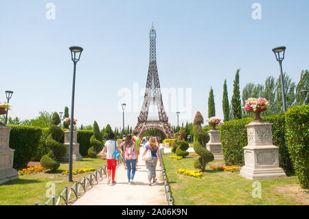 Torre Eiffel, modello in scala. Parque Europa, a Torrejon de Ardoz, provincia di Madrid, Spagna. Foto Stock