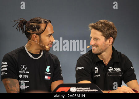19 settembre 2019; il circuito di Marina Bay, Marina Bay, Singapore; Formula Uno, il giorno di arrivo; Mercedes AMG Petronas Motorsport, Lewis Hamilton chat con Haas F1 Team, Romain Grosjean Credit: Azione Plus immagini di sport/Alamy Live News Foto Stock