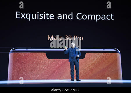 (190919) -- MONACO DI BAVIERA, Sett. 19, 2019 (Xinhua) -- Richard Yu, CEO di Huawei Consumer Business Group, introduce Huawei compagno del 30 serie per gli ospiti nel corso di una conferenza stampa a Monaco di Baviera, Germania, Sett. 19, 2019. Della Cina di telecom giant Huawei ha svelato il suo compagno serie 30, il primo al mondo della seconda generazione 5G smartphone, qui il giovedì. (Xinhua/Lu Yang) Foto Stock