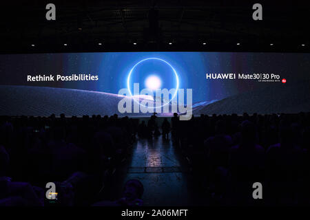 (190919) -- MONACO DI BAVIERA, Sett. 19, 2019 (Xinhua) -- Foto scattata il 7 settembre 19, 2019 mostra una conferenza stampa ospitata da Huawei a Monaco di Baviera, Germania. Della Cina di telecom giant Huawei ha svelato il suo compagno serie 30, il primo al mondo della seconda generazione 5G smartphone, qui il giovedì. (Xinhua/Lu Yang) Foto Stock