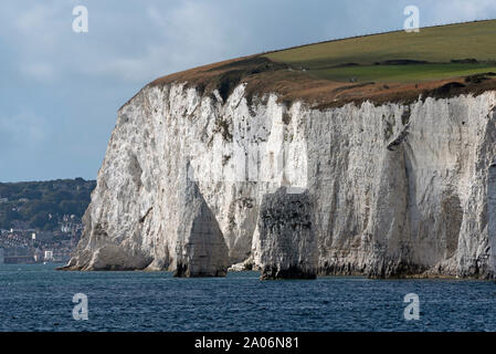 Studland, Dorset, Inghilterra, Regno Unito. Settembre 2019. Bianco gesso scogliere dell'isola di Purbeck vista dal mare. Ballard verso il basso e il SW Sentiero costiero Foto Stock