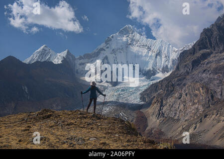 Vista incredibile di Yerupajá dal di sopra Siula Grande Campo Base sulla Cordillera Huayhuash circuito, Ancash, Perù Foto Stock