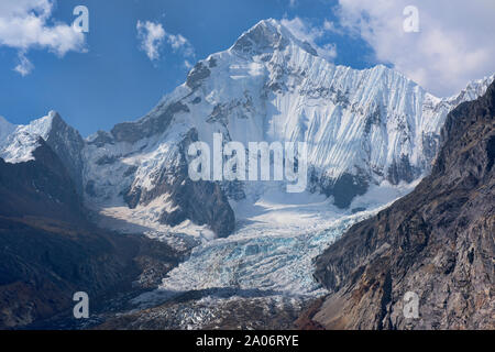 Vista incredibile di Yerupajá dal di sopra Siula Grande Campo Base sulla Cordillera Huayhuash circuito, Ancash, Perù Foto Stock