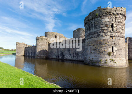 Beaumaris, Anglesey, Galles, Regno Unito. Il castello del XIV secolo. Esso fa parte del Patrimonio Mondiale dell'UNESCO che include un gruppo di castelli Foto Stock