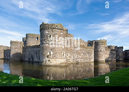 Beaumaris, Anglesey, Galles, Regno Unito. Il castello del XIV secolo. Esso fa parte del Patrimonio Mondiale dell'UNESCO che include un gruppo di castelli Foto Stock