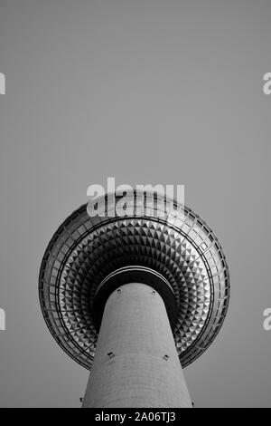 Di Berlino e la Torre della TV, la Fernsehturm, al tramonto. Foto Stock