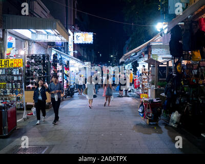 Kaohsiung, Taiwan: area pedonale a Shinkuchan Quartiere dello Shopping 新堀江商圈. Piccoli negozi e negozi lungo la strada del mercato di notte Foto Stock
