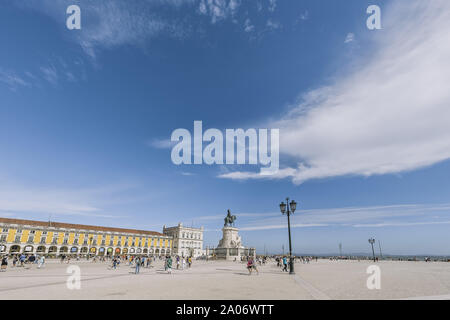 Lisbona, Portogallo - agosto, 2019: vista panoramica della piazza del Commercio nel quartiere Baixa con turisti passeggiando attraverso di esso in estate il giorno soleggiato, cop Foto Stock