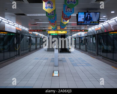 Kaohsiung, Taiwan: Vuoto alla Metropolitana (MRT) Piattaforma in Kaohsiung Stazione della Metropolitana Foto Stock