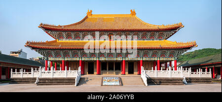 Kaohsiung, Taiwan: ampia vista panoramica del Tempio di Confucio in Kaohsiung con cielo blu in estate. Cinese tradizionale edificio di architettura Foto Stock