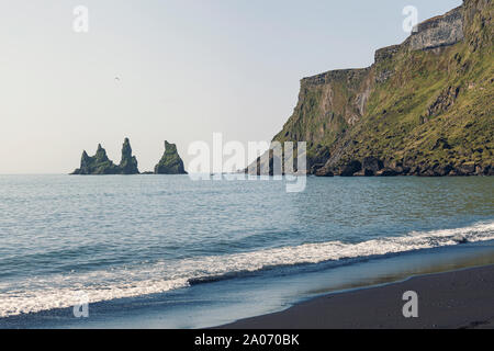 Reynisdrangar scogliere e mare pile in Vik, Islanda Foto Stock