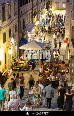 Dubrovnik street - una folla di persone nella vivace Piazza Gundulic nella sera al crepuscolo, Dubrovnik Città Vecchia, Dubrovnik Croazia Europa Foto Stock