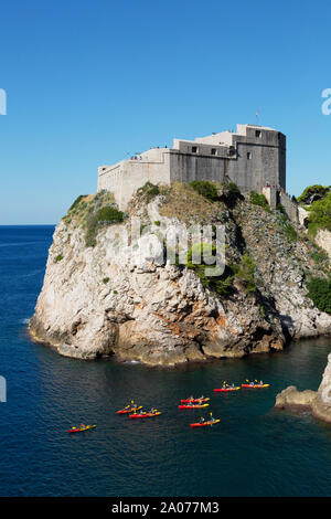 Fortezza di Dubrovnik - Fort Lovrijenac all'entrata di Dubrovnik e persone in kayak, Dubrovnik Città Vecchia, Dubrovnik Croazia Europa Foto Stock