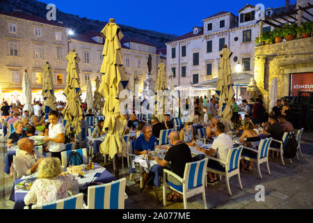 Piazza Gundulic, Dubrovnik - persone mangiare al fresco in un ristorante all'aperto al tramonto, Dubrovnik Città Vecchia, Dubrovnik Croazia Foto Stock