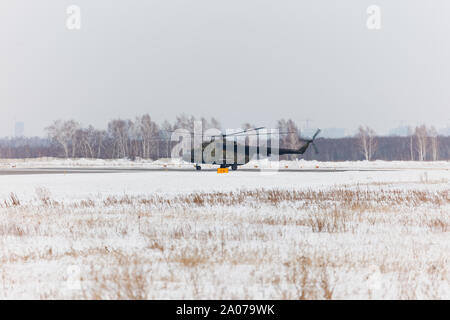 Elicottero militare sulla pista Foto Stock