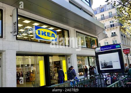 La Madeleine la fermata della metro nella parte anteriore esterna del nuovo IKEA La Madeleine store nel centro di Parigi, Francia. Foto Stock