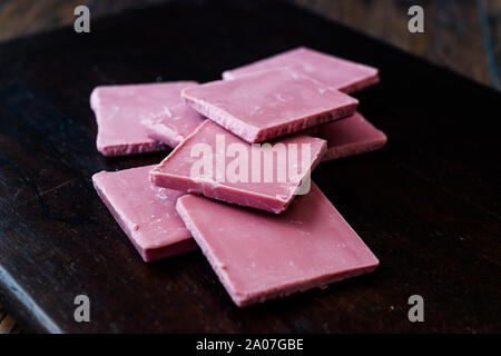 Ruby pezzetti di cioccolato. Nuovo tipo di elaborazione le fave di cacao. Snack dolci. Foto Stock