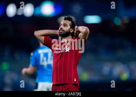 Mohamed Salah di Liverpool guarda sconsolato durante la UEFA Champions League match tra Napoli e Liverpool allo Stadio San Paolo di Napoli Italia su 17 Foto Stock