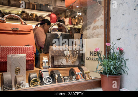 Montenegro, 30 Aprile 2019: Una delle boutiques vetrina nella città vecchia di Kotor Foto Stock