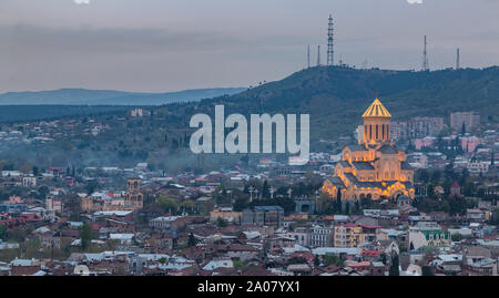 Una foto della Cattedrale di Sameba catturati al tramonto, a Tbilisi. Foto Stock