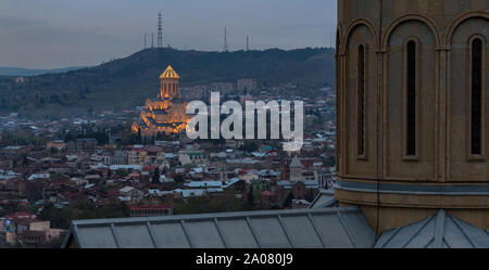 Una foto della Cattedrale di Sameba catturati al tramonto, a Tbilisi. Foto Stock