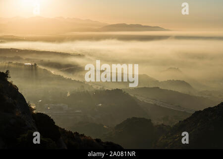 Los Angeles California sunrise vista della Nebbia avvolta 118 freeway e North San Fernando Valley. Foto Stock