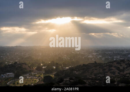 Nuvoloso sunrise vista di Chatsworth Park a sud e la Valle di San Fernando in Los Angeles, California. Foto Stock