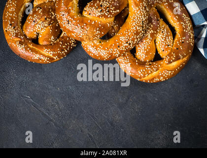 Oktoberfest cibo e birra bretzel su nero. Foto Stock