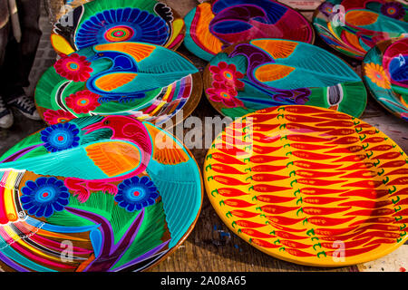 Ciotole souvenir in ceramica piatti a Tlaquepaque, vicino Guadalajara, Jalisco, Messico. Foto Stock