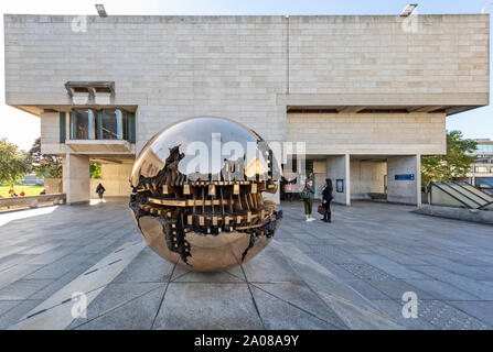 The Sphere within Sphere (una scultura) al Trinity College di Dublino, Irlanda. Foto Stock