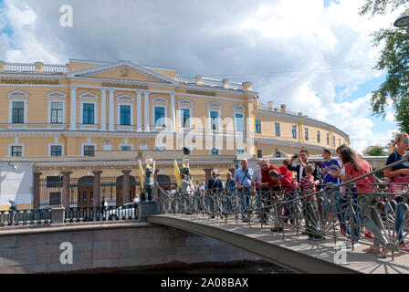 SAINT-Petersburg, Russia - luglio 7, 2019: Molte persone scattare foto sul ponte della banca con ali dorate di statue di Griffin. Foto Stock