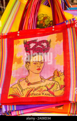 Frida Kahlo, mercato di borse souvenir in Plaza Tapatia, Centro storico, Guadalajara, Jalisco, Messico. Foto Stock