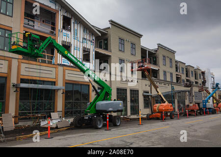 Più uomo di risalita essendo utilizzato sulla parte esterna di un nuovo edificio in costruzione in Steveston della Columbia britannica in Canada Foto Stock