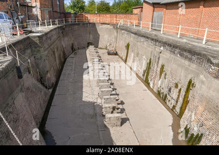 GLOUCESTER QUAYS, Inghilterra - Settembre 2019: vuoto a secco nel dock il dock in Gloucester Quays. Foto Stock