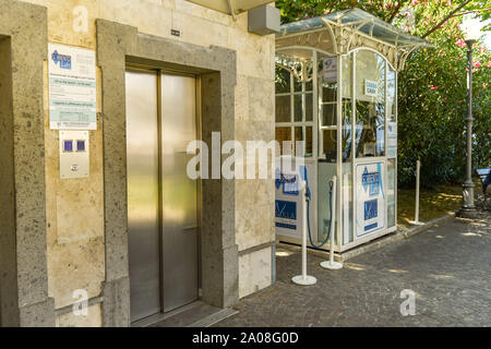 Sorrento, ITALIA - AGOSTO 2019: Biglietteria e porta dell'ascensore che porta i visitatori dalla città di Sorrento al porto Foto Stock