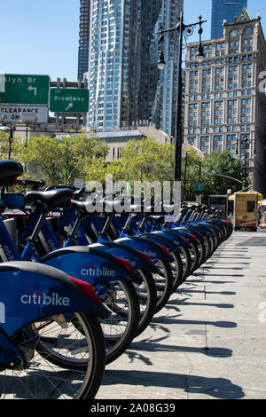 In Reih und Glied warten die Fahrräder der Firma citibike nicht nur auf Touristen. Auch viel New Yorker sind mit Leihfahrrädern unterwegs. Foto Stock