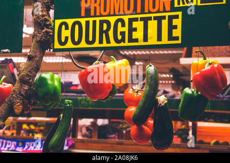 Rue Montorgueil è un mercato nel centro di Parigi, in una strada piena di negozio e ristorante, Parigi, Francia Foto Stock