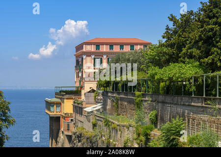 SORRENTO, ITALIA - Agosto 2019: l'Excelsior Grand Hotel Vittoria di Sorrento. Essa occupa una fondamentale posizione di una scogliera che si affaccia sul Golfo di Napoli Foto Stock