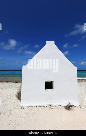 Di piccole dimensioni e di colore bianco rifugio slave su Bonaire Island nel mar dei Caraibi Foto Stock