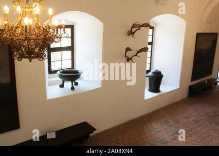 CASTA, Slovacchia - 31 agosto 2019: interno del borgo medievale di Cerveny Kamen (rosso) Stown Castello. Hall con decorazione di corna animali sulle pareti Foto Stock