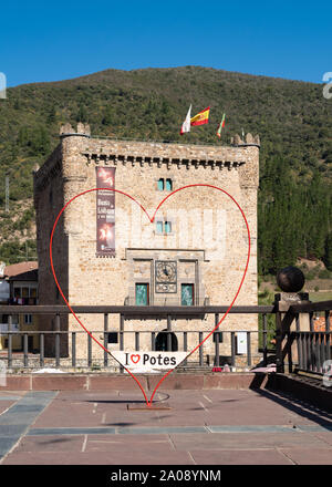 Io amo Potes cartello turistico di fronte alla Torre del Infantado Tower, precedentemente Potes town hall, Potes, Cantabria, Spagna, Europa Foto Stock